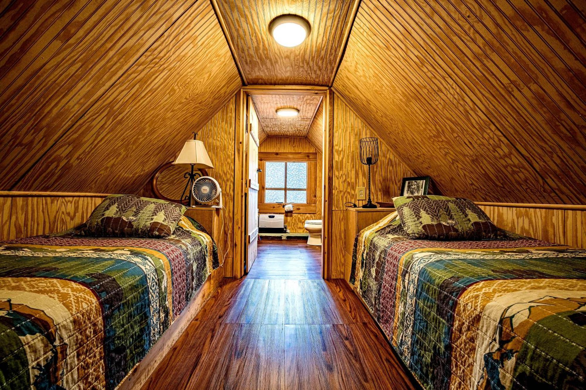 Bear Creek Lodge And Cabins In Helen Ga - Pet Friendly, River On Property, Walking Distance To Downtown เฮเลน ภายนอก รูปภาพ